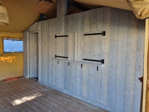 Suanabar klaar, met houten klapramen
