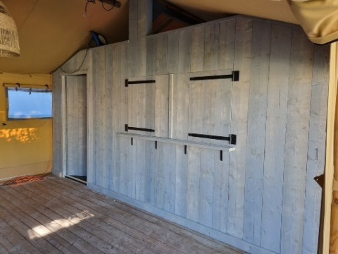 Suanabar klaar, met houten klapramen