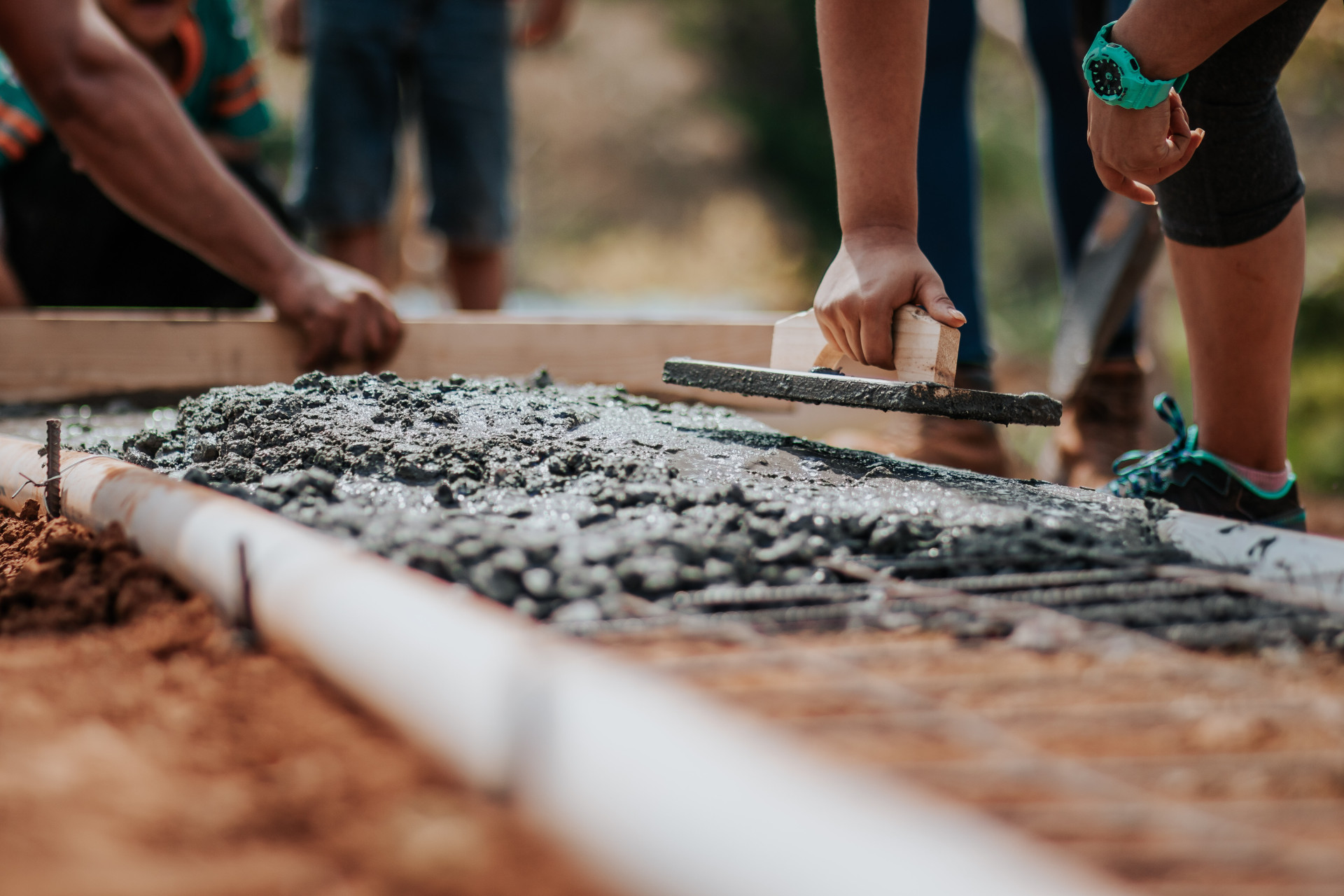 Bouwvakkers die met de fundering van een huis bezig zijn